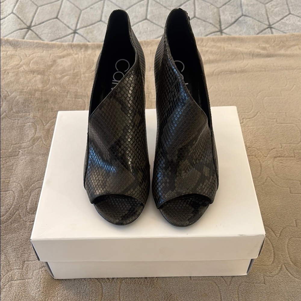 Brand New Calvin Klein Nastassia Ankle Booties Size 8